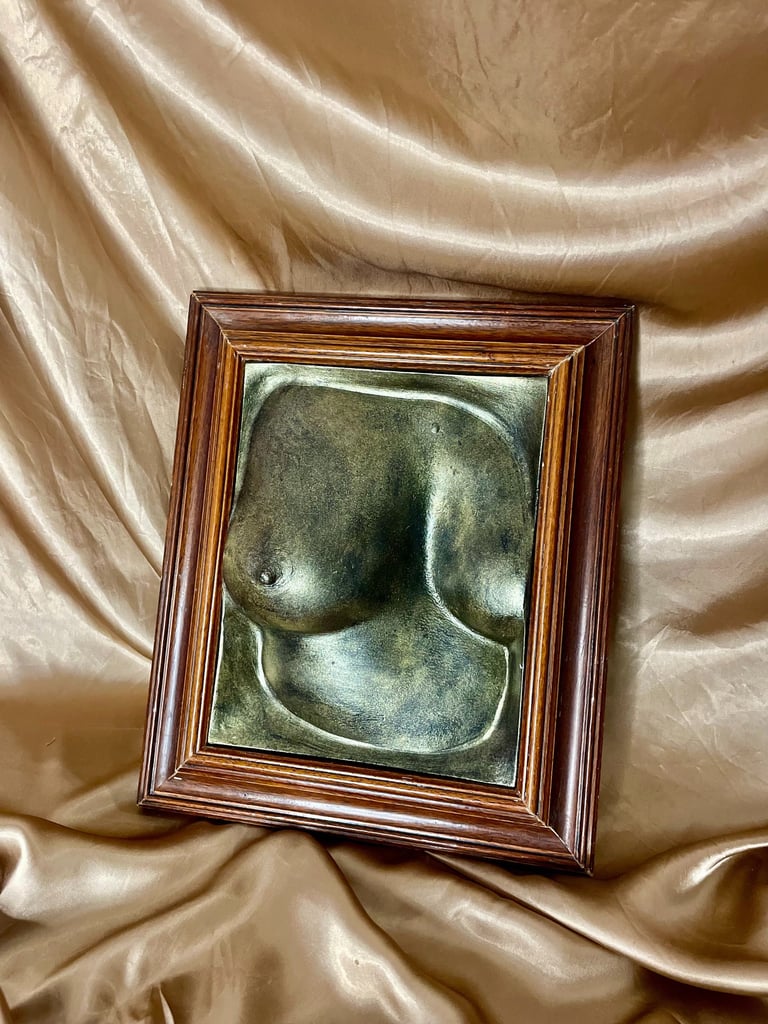 Cadre moulage poitrine dorée - Pièce unique - Moulage intime Bordeaux