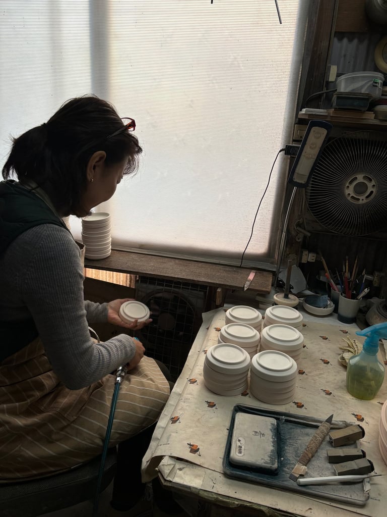 Artisane japonais travaillant sur de la céramique Japonaise Tobe Yaki