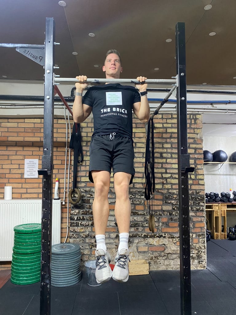 egy férfi húzódzkodást csinál a funkcionális edzőteremben