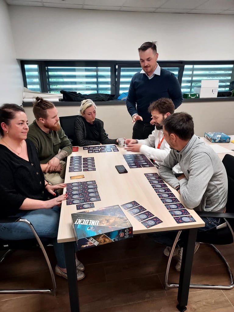 Animation de jeu de société pour adultes pendant un moment de cohésion pro en entreprise