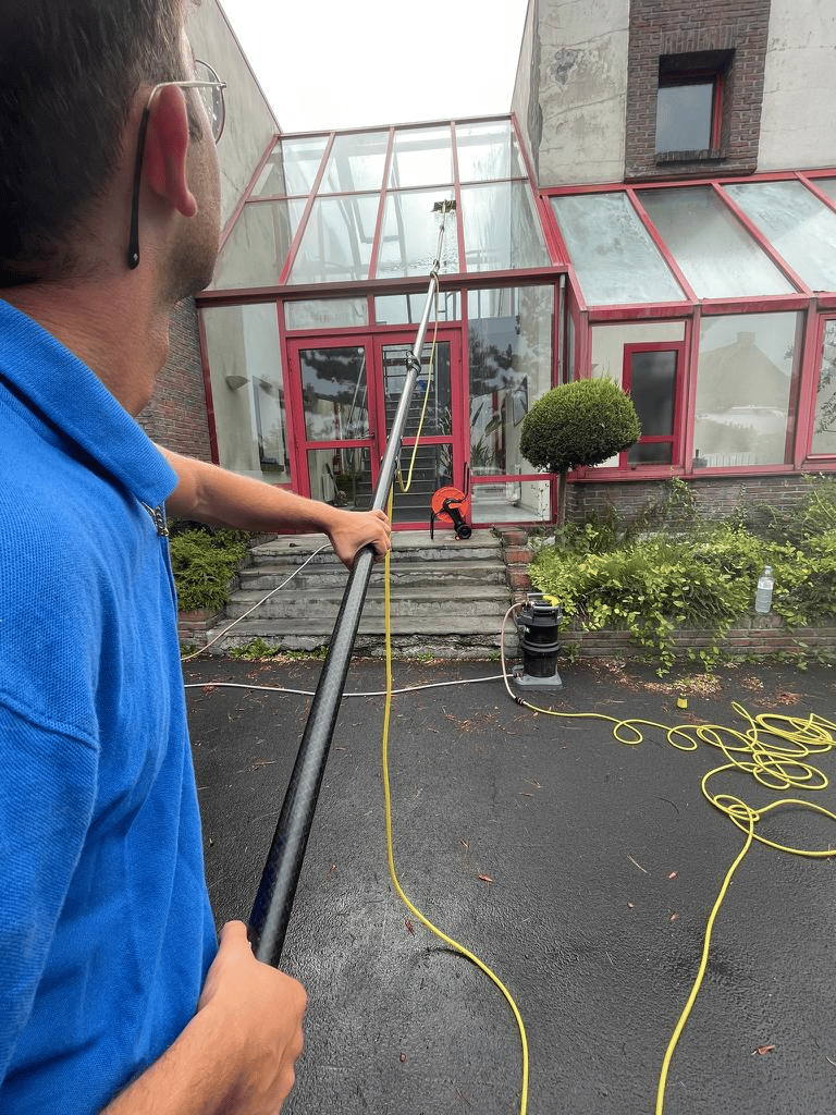 maxime-bac-laveur-de-vitres-a-valenciennes-entreprise-l-as-des-carreaux