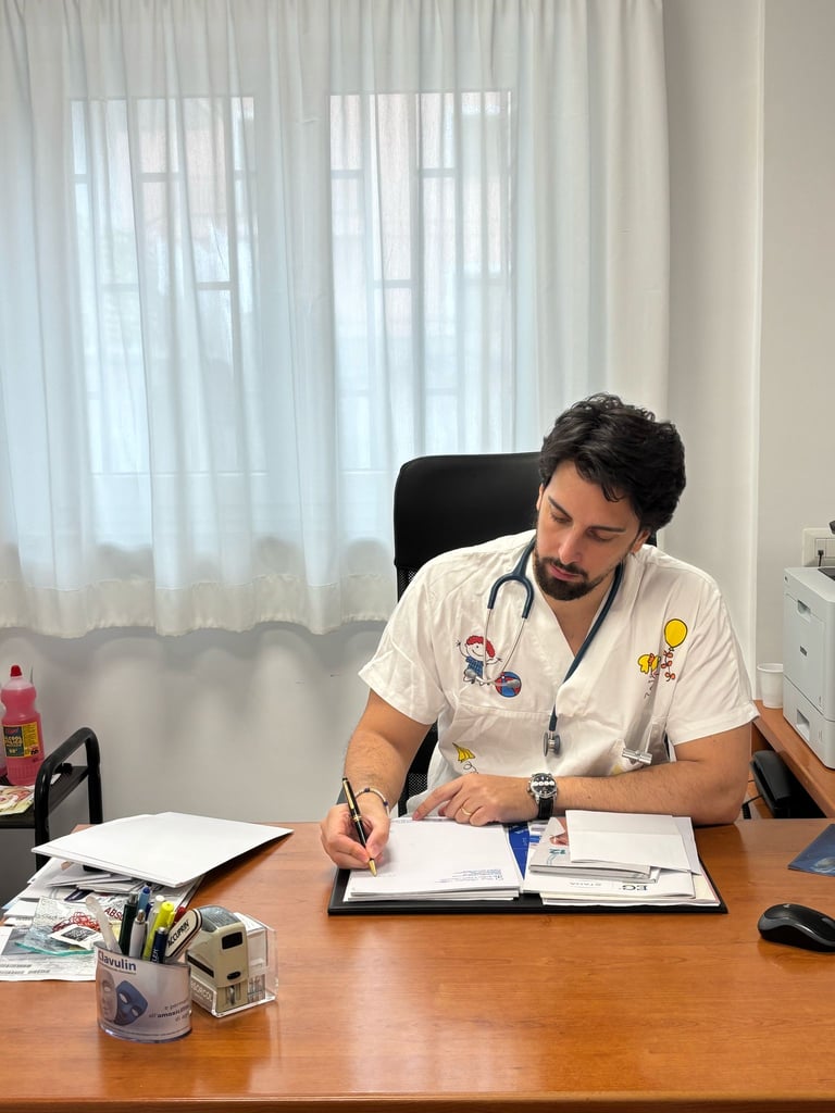 Dott. Alfiero, pediatra a Napoli durante una visita in studio a domicilio