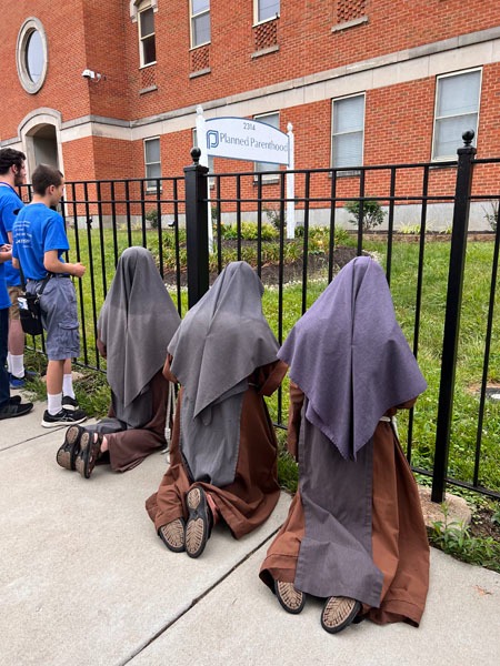 Franciscan Daughters of Mary pray to end abortion