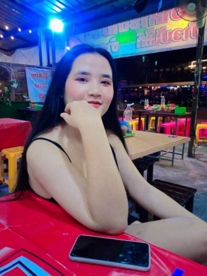 lady therapist sat on chair with arm leaning on table and hand on chin