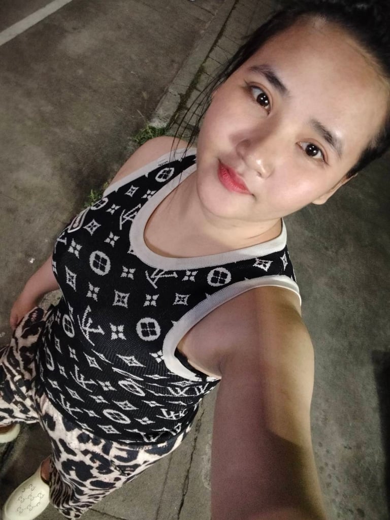 lady therapist wearing sleeveless black and white dress