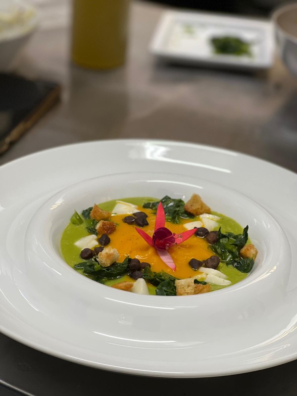 Сезонный овощной суп из свежайших местных продуктов в Il Giardino.