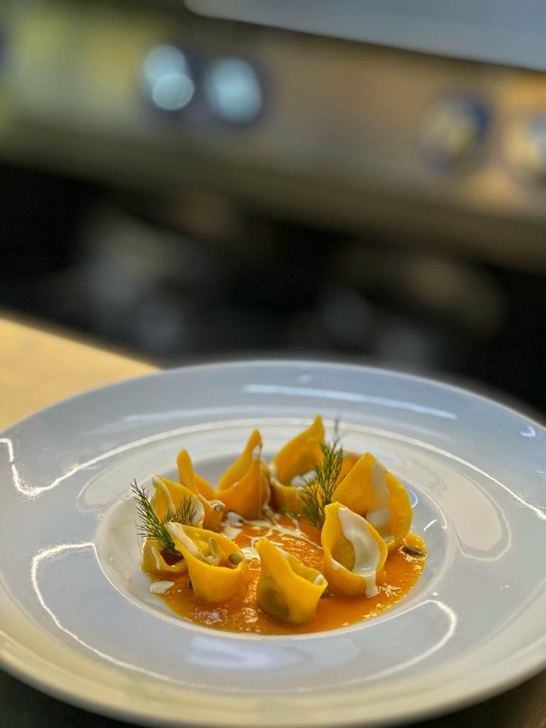 Домашние тортелли с мясом голубя и тыквенным кремом в Il Giardino.