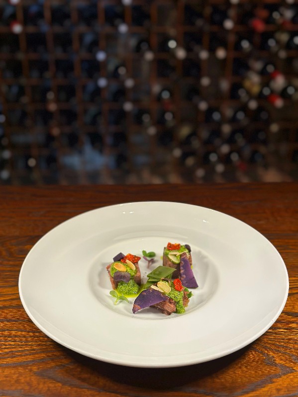 Нежный телячий язык су-вид с традиционным соусом в Il Giardino.