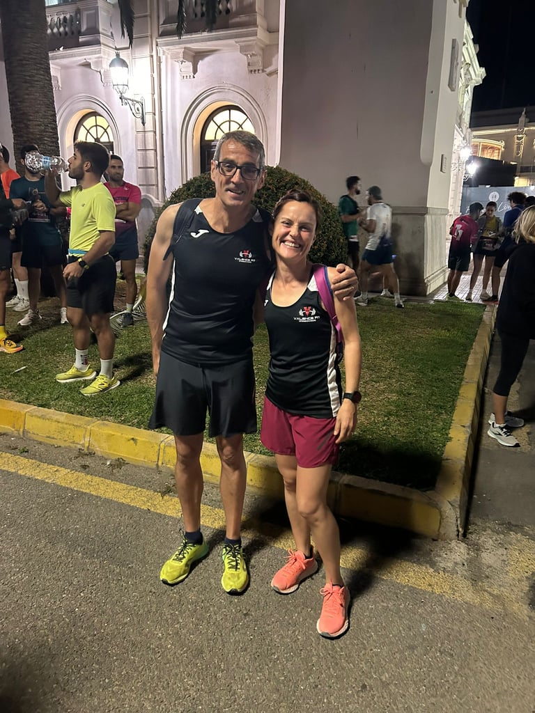 Corredores sonriendo antes de la 15 k nocturna valencia