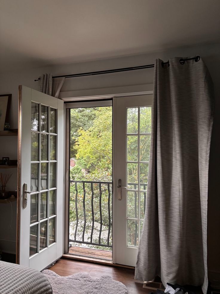 balkon cam sistemleriyle kapatılmış dış mekan alanı