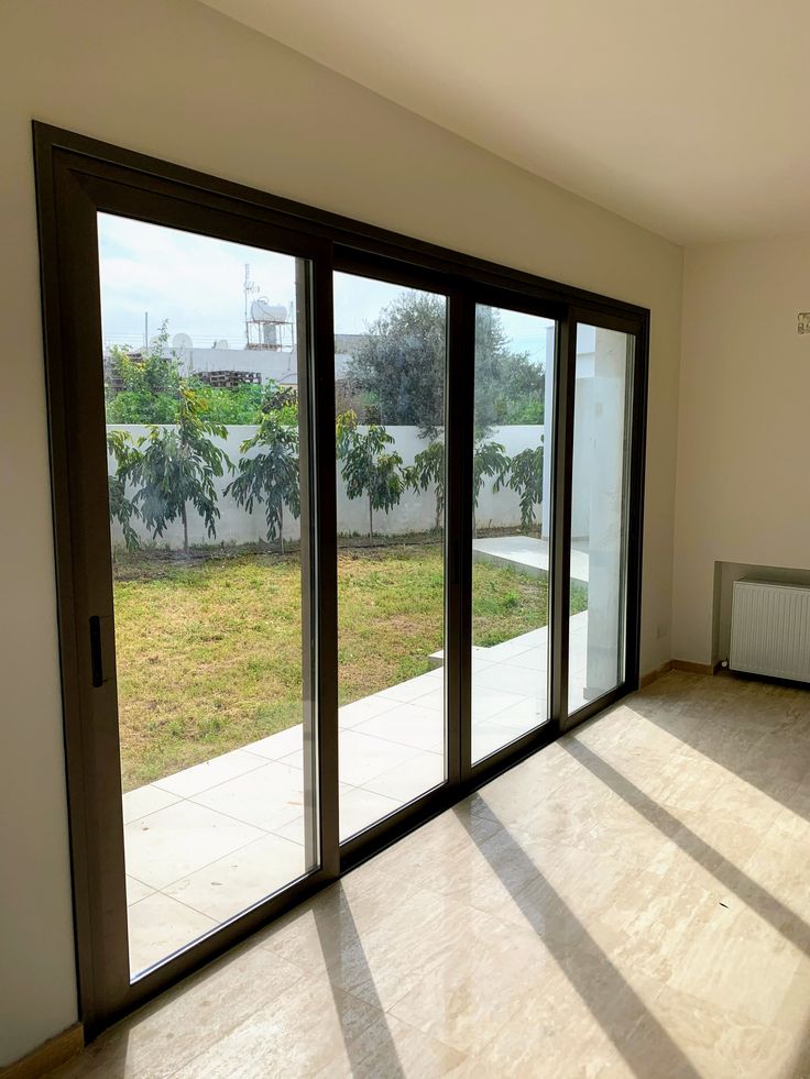 modern kapı ve pencere uygulaması yapılan daire içi