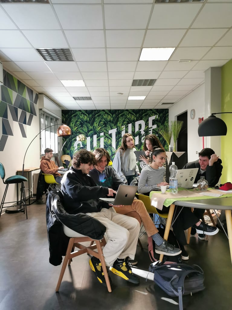 Studenti in area comune presso Creative Hub Academy Bologna