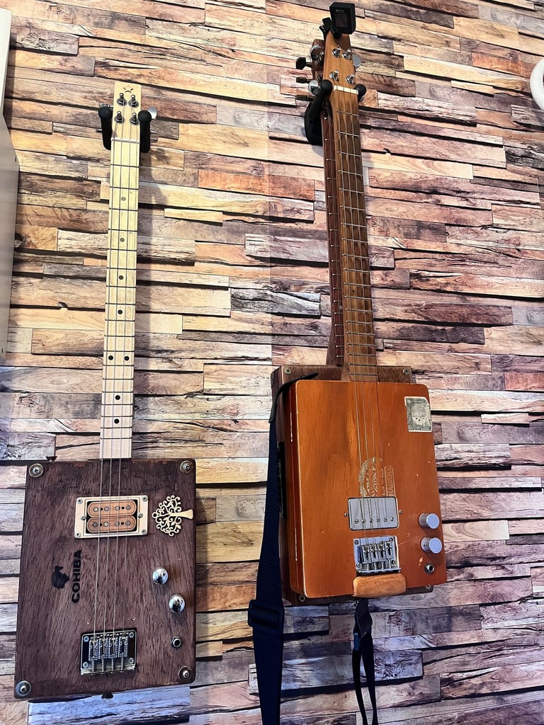 Photo de cigarboxs suspendues au mur