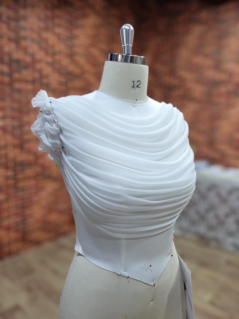 Atelier couture confection robe de mariée hijab en satin duchesse plissé modest Muslim wedding dress