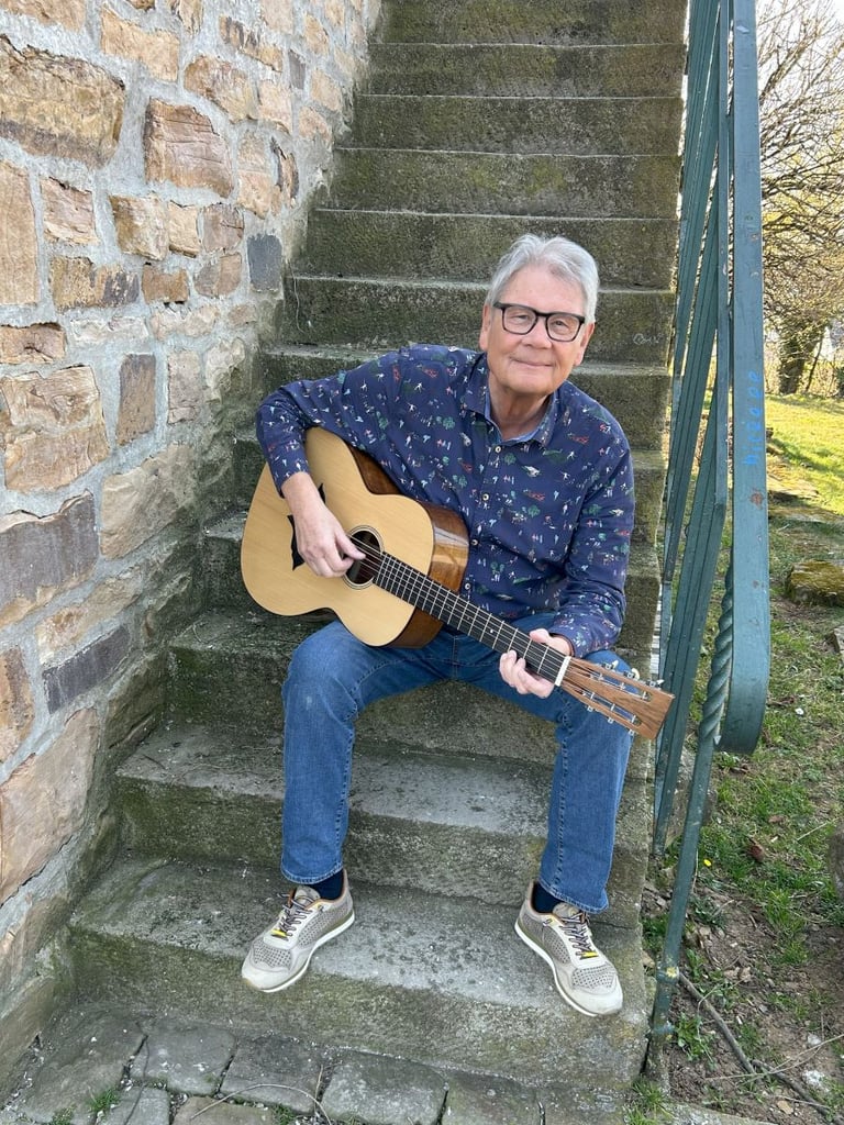 Hans Dieter an seiner Gitarre