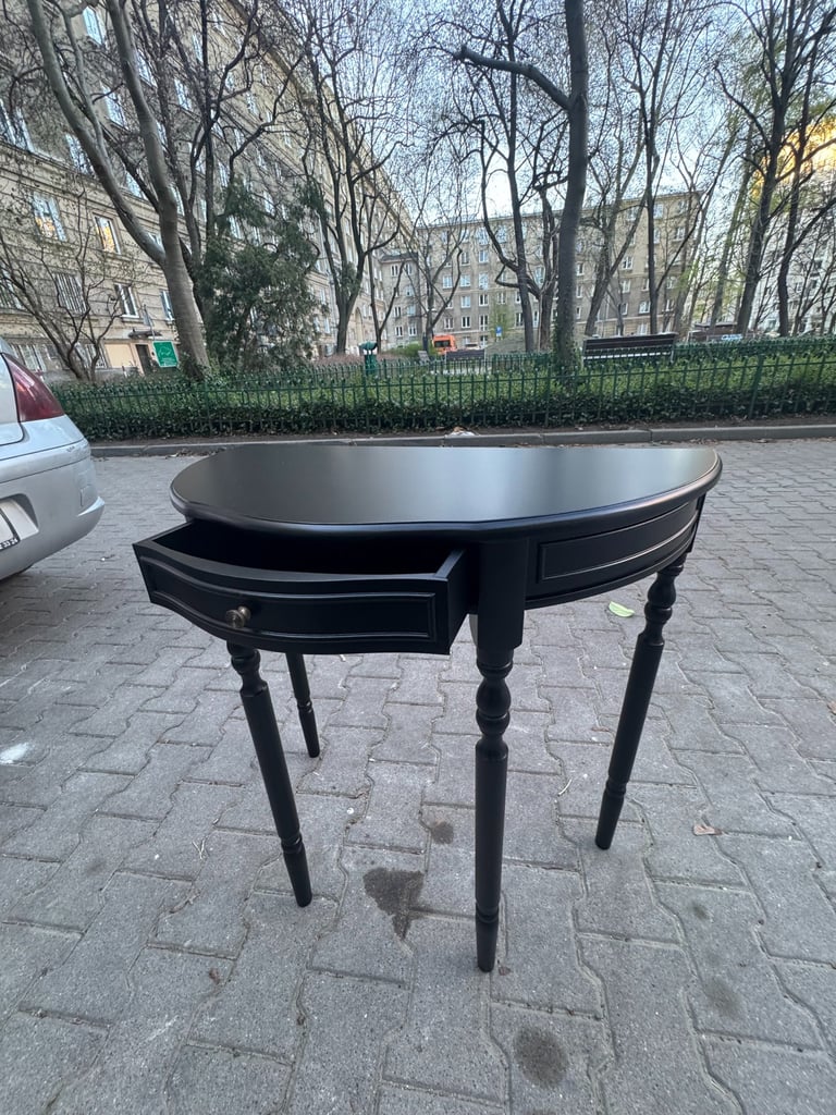 polakierowany stolik