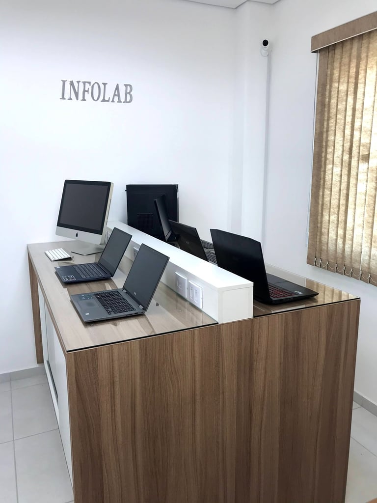 bancada técnica moderna com notebooks e computadores para reparo.