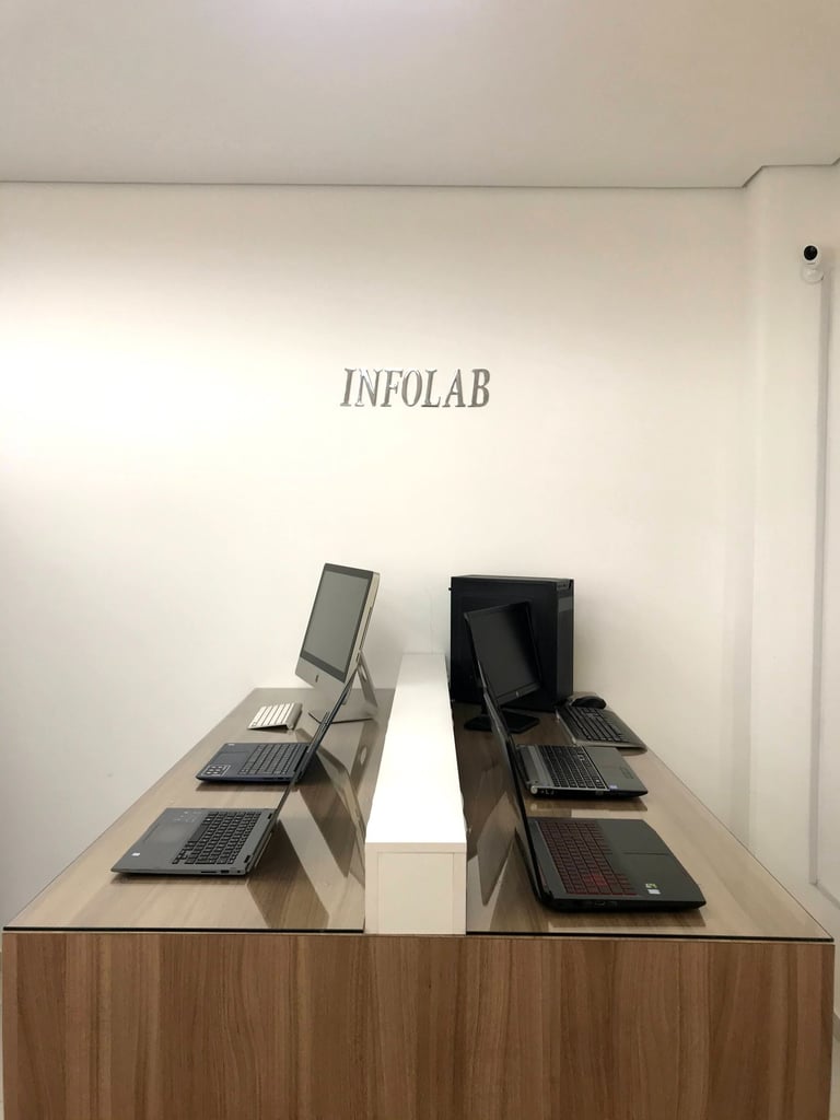 bancada técnica moderna com notebooks e computadores para manutenção