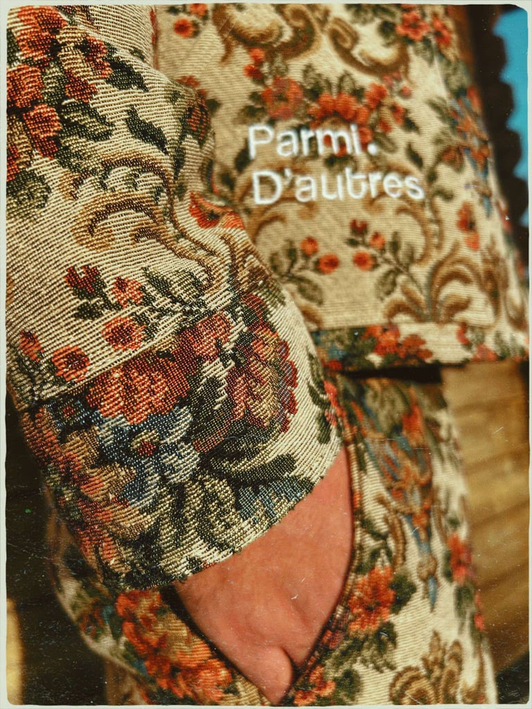 une main dans une veste parmi d'autres