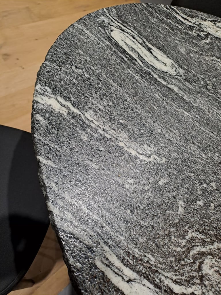 plateau de table oval en quartzite black beauty chant brut