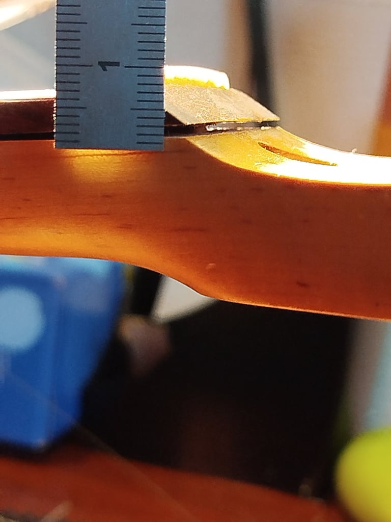 Table d''harmonie décollée sous l'action d'un trussrod trop serré