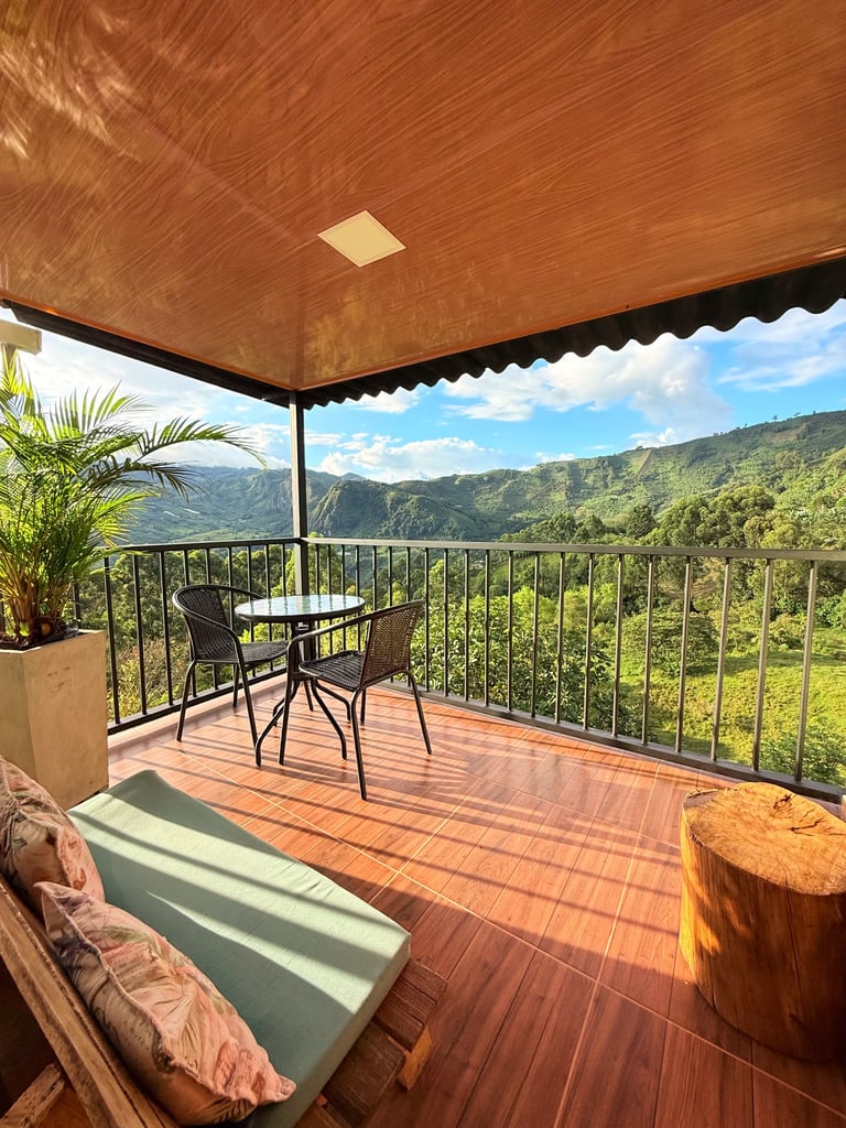 Balcón con vista a las montañas