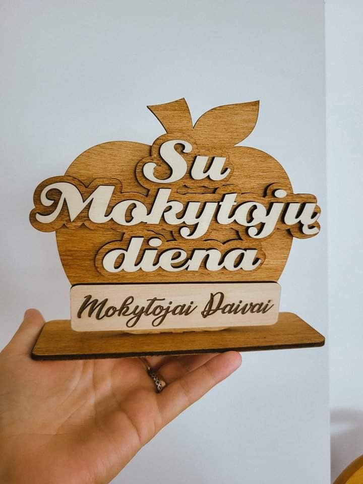 Mokytoju dienos suvenyras - obuolys su isgraviruotu mokytojos vardu