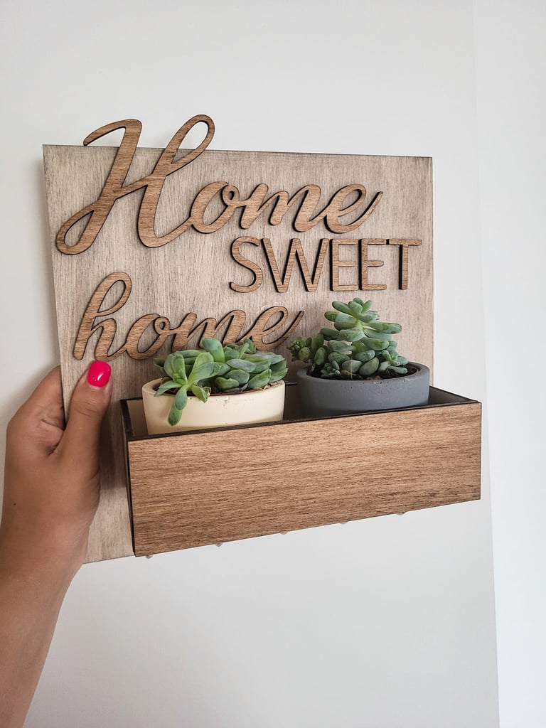 Medinė raktinė su tekstu ir dezute vazonams