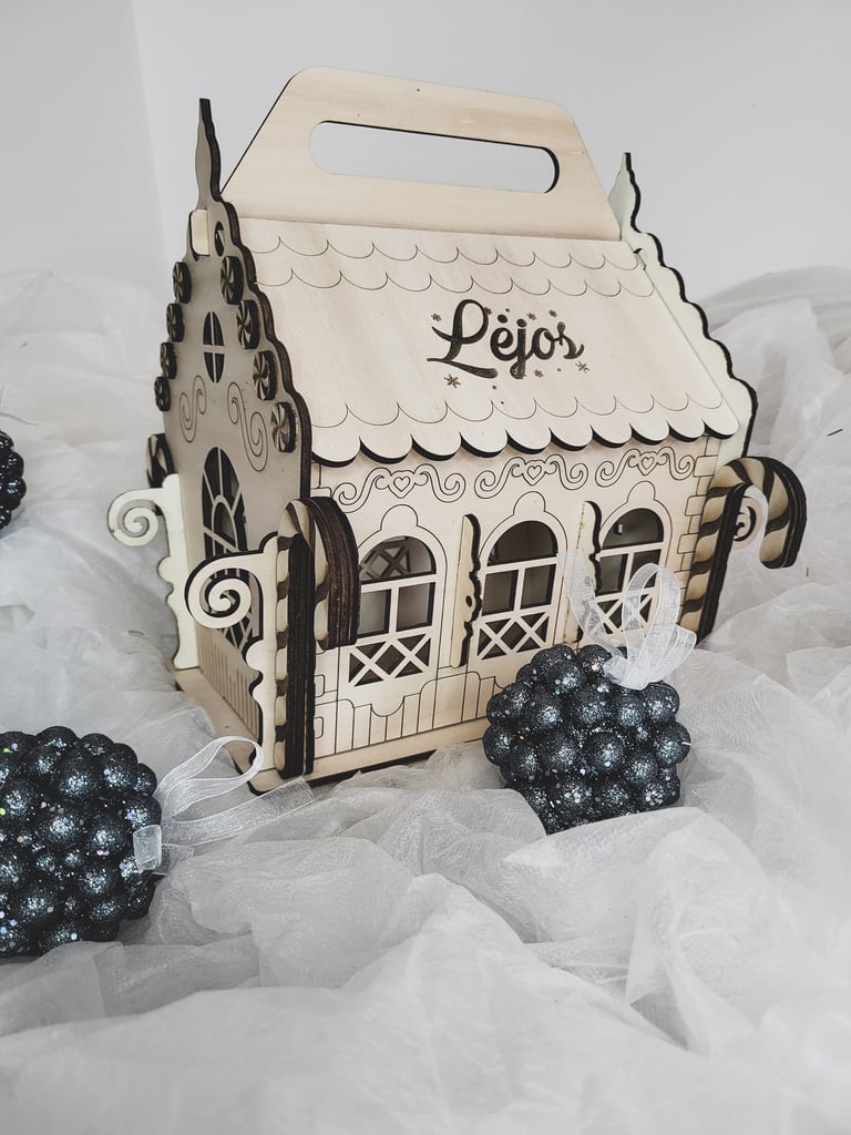 Kalėdinis namelis su išgraviruotu vardu ir graviruotomis dekoracijomis