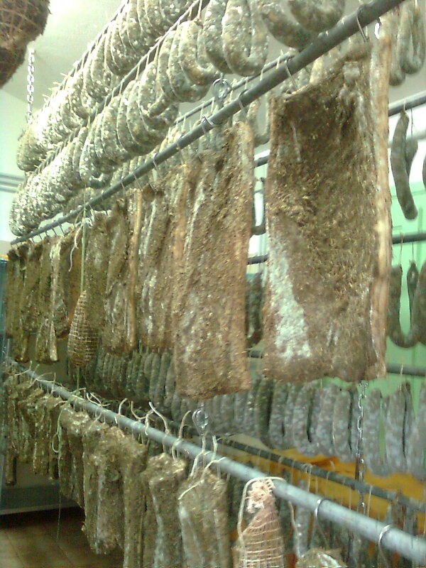 Salsiccia e salumi tipici della cucina contadina sarda