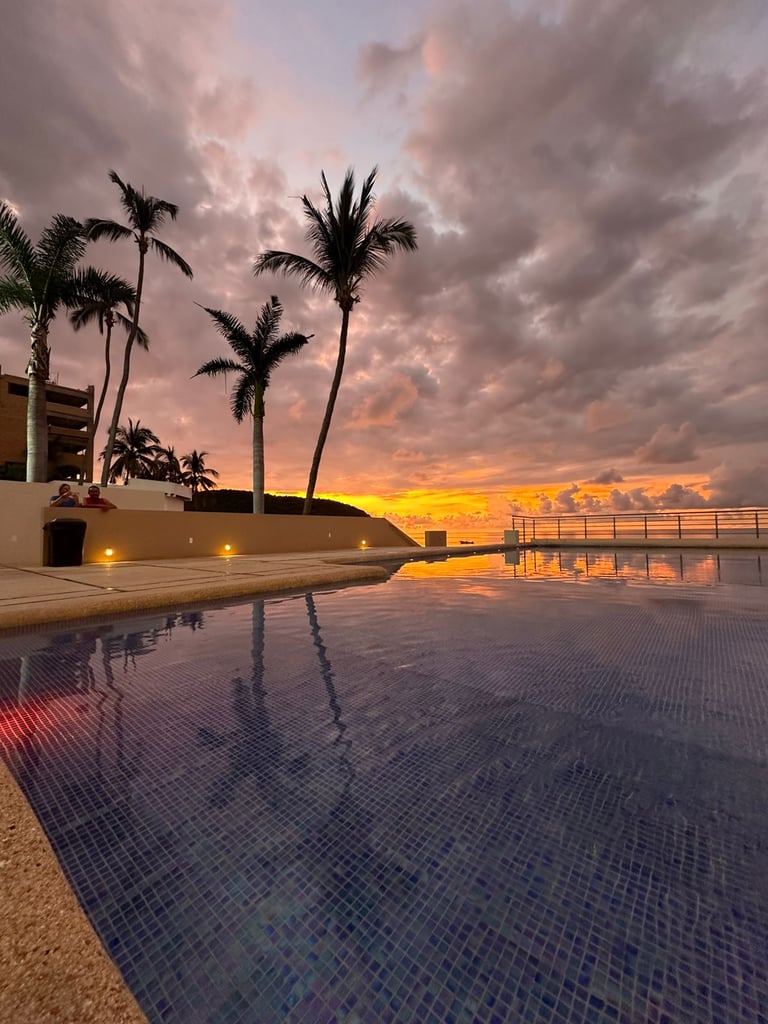 Atardecer en la playa dentro de la piscina de Aleday Bungalows 