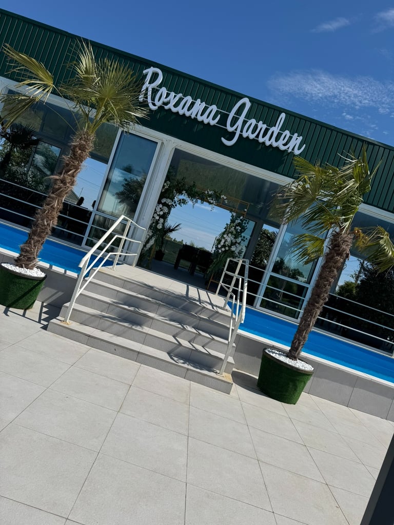 Intrare Roxana Garden cu palmieri și piscină, Restaurant Roxana