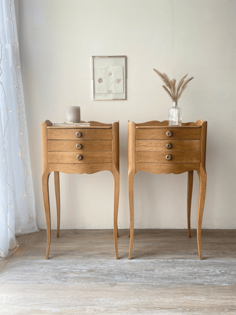 Chevets anciens de style Louis XV rénovés dans l'atelier Chêne & Chiné