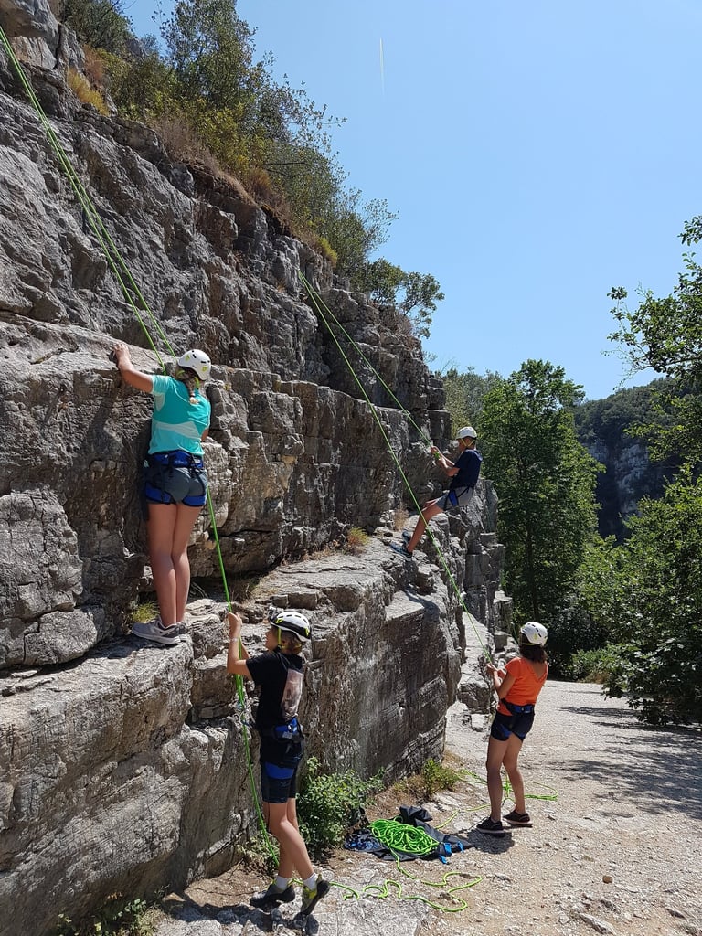 Enfants en train de grimper en falaise