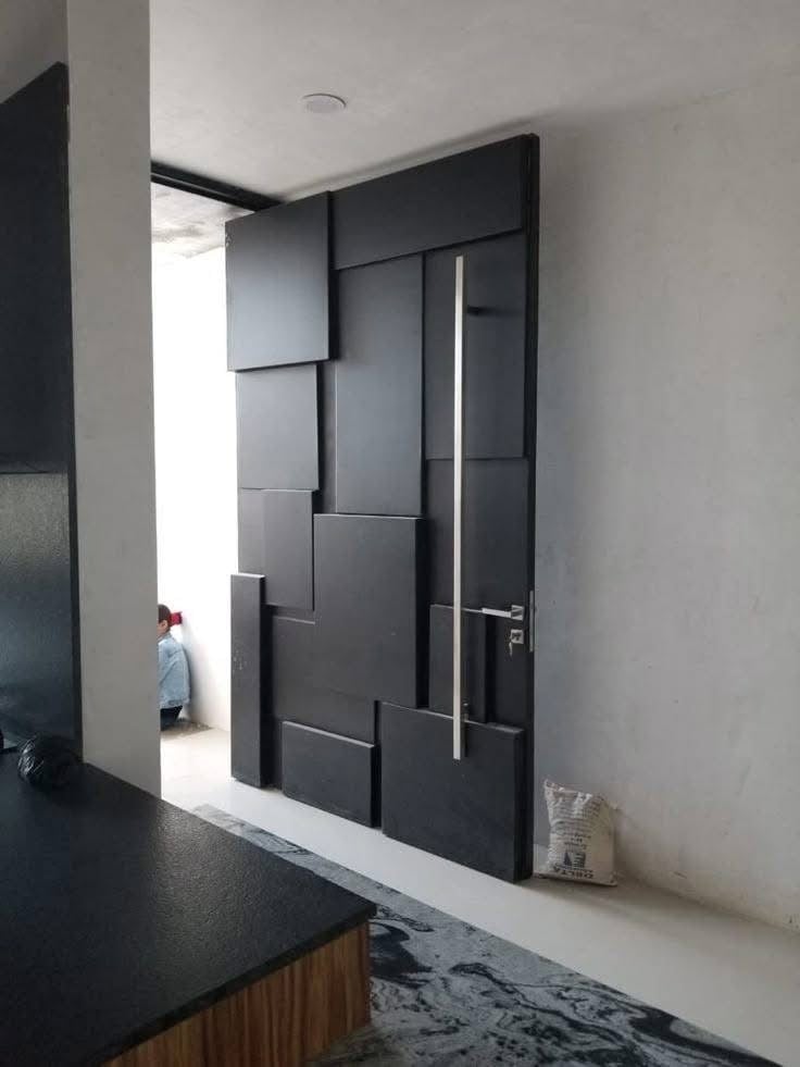 Puerta metálica de seguridad con diseño moderno