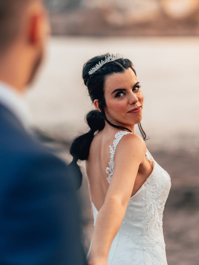 fotografía de boda en granada de una novia en la playa durante un elopement en la naturaleza