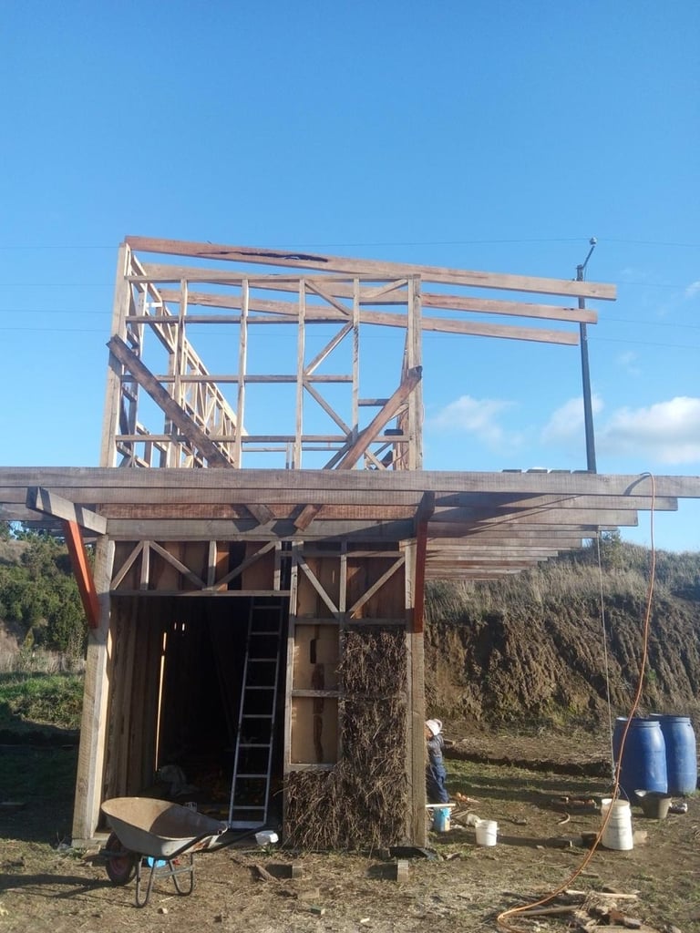 Construcción sustentable con adobe en el centro experimental de EcoRumbo en Chiloé