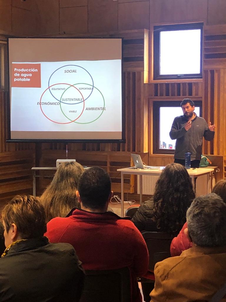 Juan exponiendo esquema sobre sustentabilidad en jornada educativa de EcoRumbo