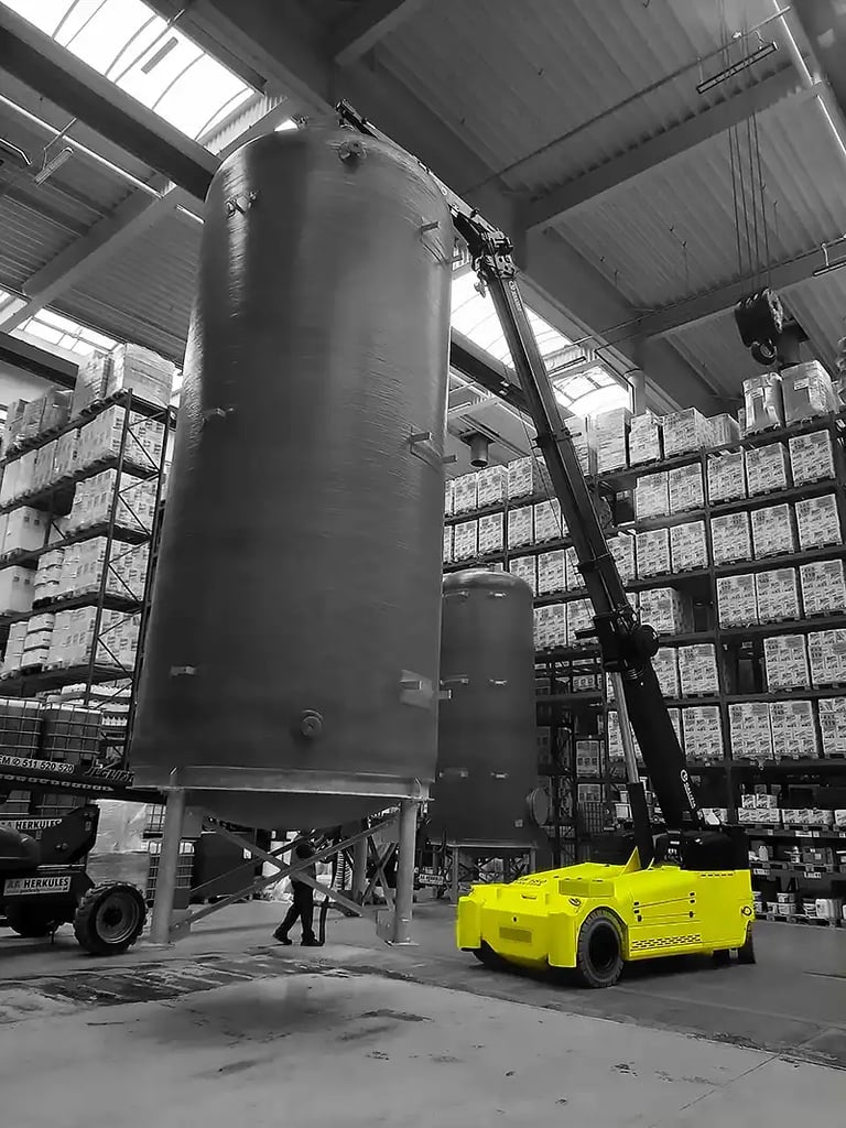 relokacja zbiornika przemysłowego przy pomocy żurawia elektrycznego  