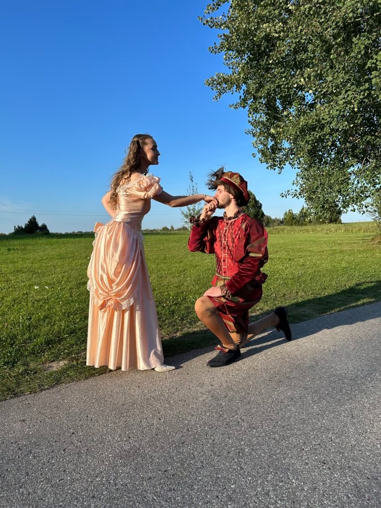 Moteriškas Baroko kostiumas ir vyriškas Renesanso kostiumas