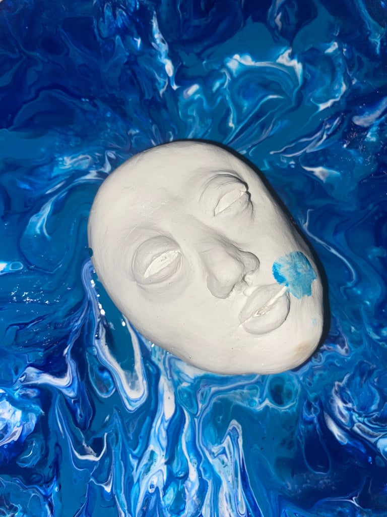 une sculpture blanche qui émerge des eaux