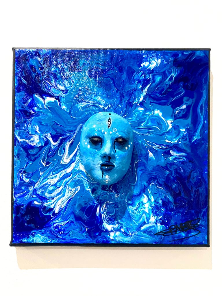 une sculpture bleue qui émerge d'un tableau bleu