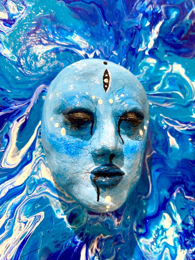 une sculpture bleue qui émerge d'un tableau bleu vu de près