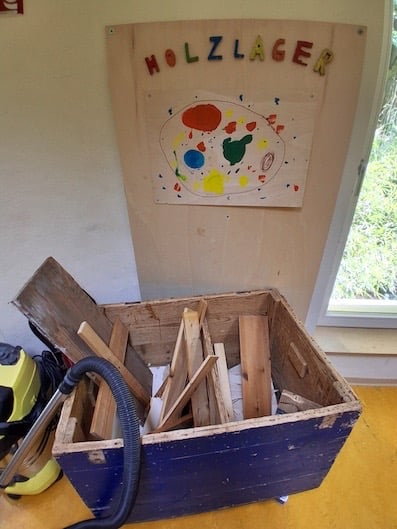 Holzreste in Kiste zur freien Verfügung