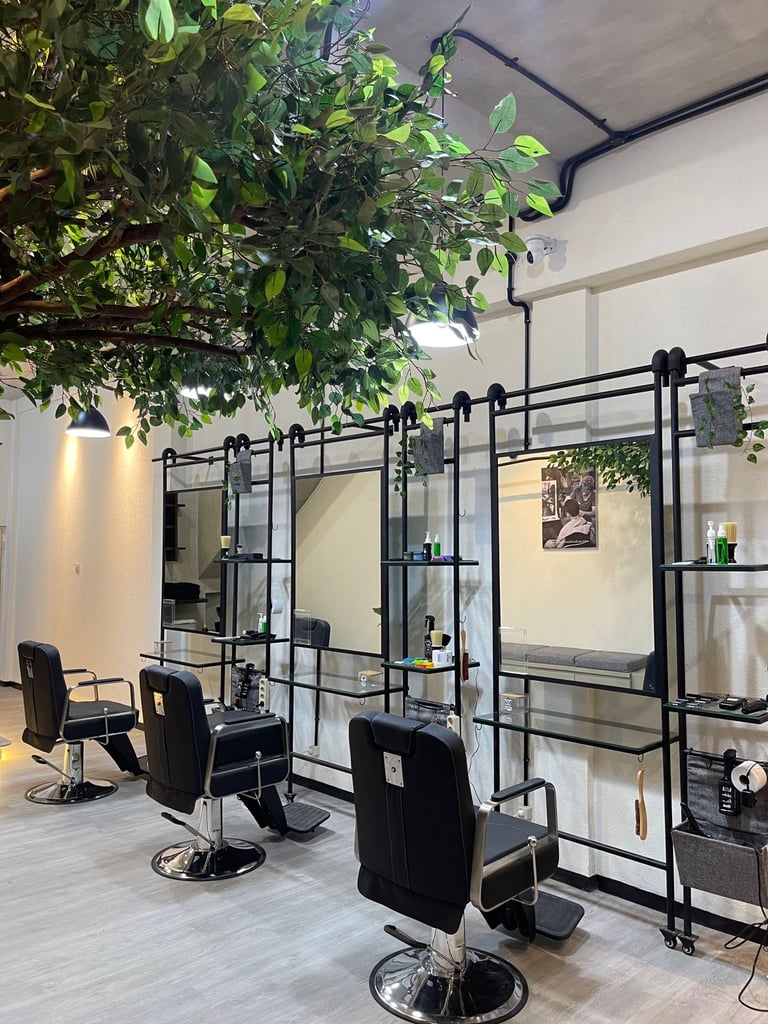 tempat potong tjoekeor bawha pohon barbershop yang nyaman dan bersih