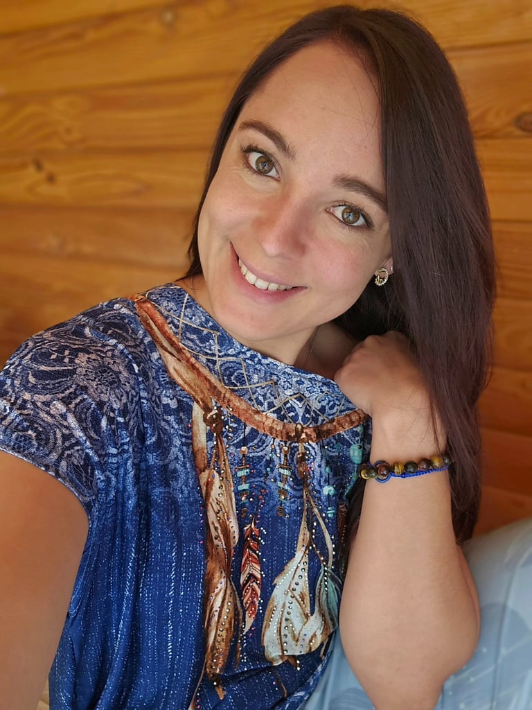 votre thérapeute hypnose PNL Reiki Manon Perret souriante bienveillante rassurante femme