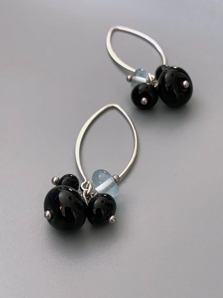 boucles d'oreilles pépites de verre Noir et bleu cristallin