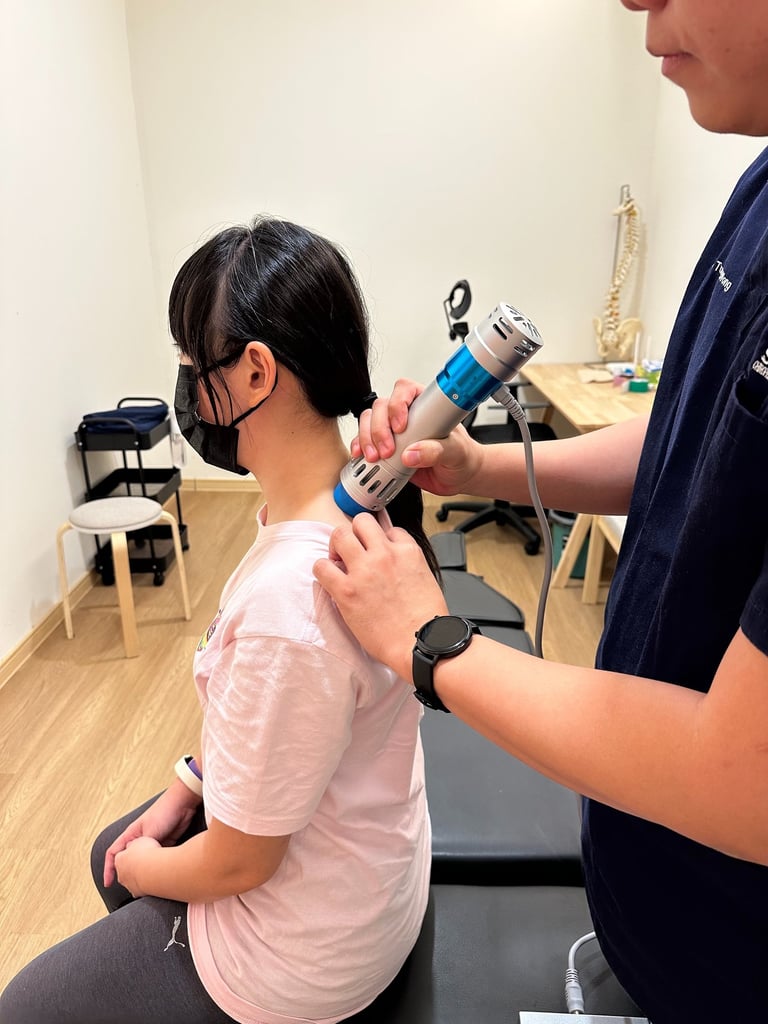 Shockwave therapy on upper back at Sinisana Chiropractic clinic.