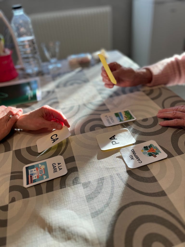Deux personnes jouant à un jeu stimulant le cerveau
