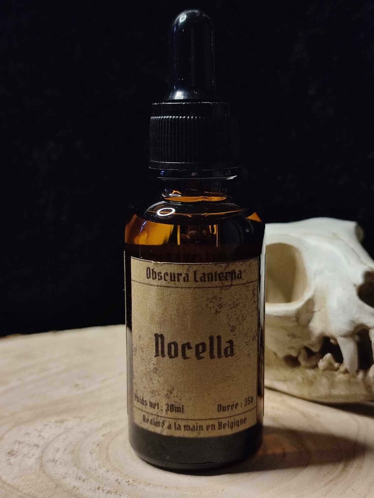 Fiole en verre type apothicaire avec de l'huile végétale au parfum Nocella